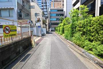 敷地西側の前面道路