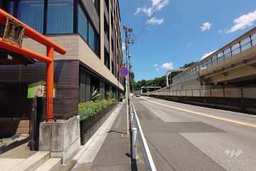 敷地南東側の前面道路（南西側から）