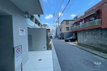 敷地東側の前面道路（南側から）