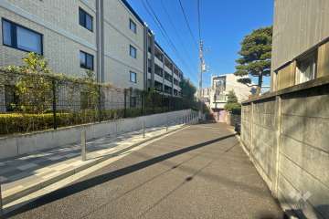 敷地東側の前面道路（南側から）