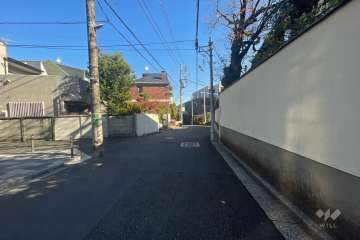 敷地南側の前面道路（西側から）