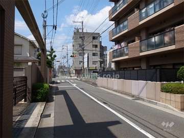 敷地南側の前面道路