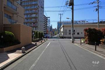 敷地北側の前面道路（東側から）