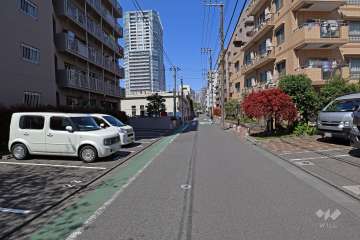 敷地西側の前面道路（南側から）