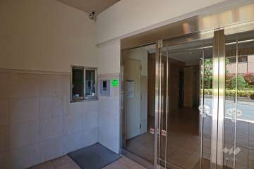 エントランスはオートロック付きです。