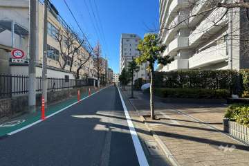 敷地南側の前面道路