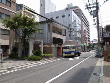 敷地南側の前面道路。周辺は住宅の他、店舗や事務所が混在しています。