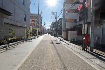 敷地東側の前面道路(北側から)