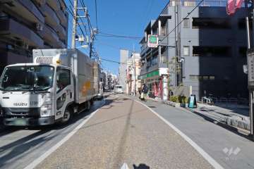 敷地東側の前面道路(南側から)