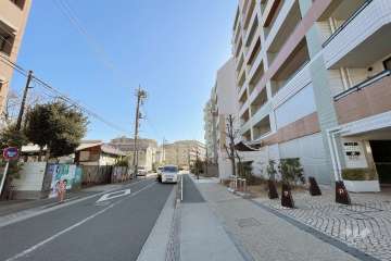 敷地東側の前面道路（北側から）