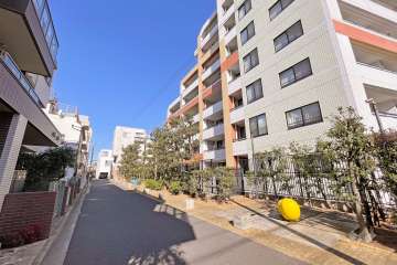 敷地西側の前面道路（南側から）