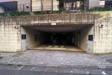 駐車場の出入り口（ロボットゲート付き）