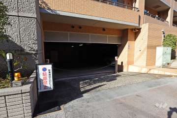 駐車場の出入り口（リングシャッター付き）