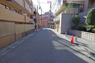 敷地東側の前面道路（北側から）