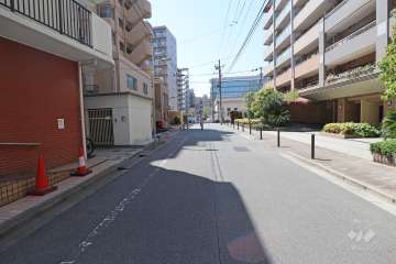 敷地北側の前面道路（東側から）