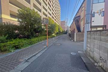 敷地の南側前面道路（西側から）