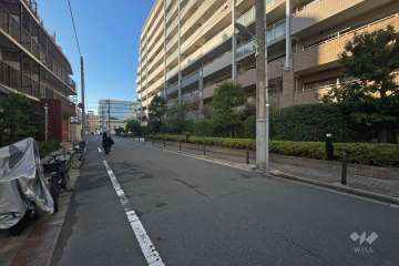 敷地南側の前面道路（東側から）