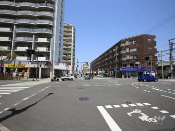 コーポ潮江の遠景。交通量のある交差点に面しています。