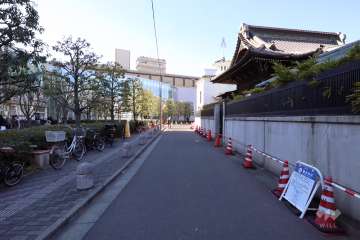 敷地北側の前面道路(東側から)