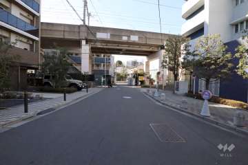 敷地南側の前面道路(東側から)