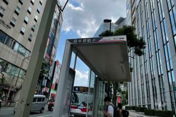 敷地に隣接するバス停