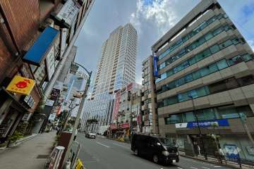 敷地北東側の前面道路（北西側から）