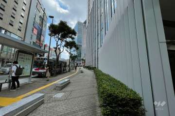 敷地北東側の前面道路（北西側から）