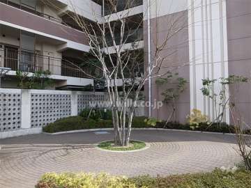 宅配ボックスがあります。