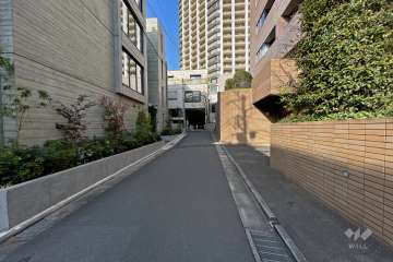 敷地南側の前面道路（東側から）