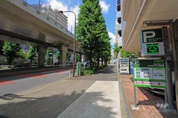 敷地西側前面道路は北品川四谷線です。