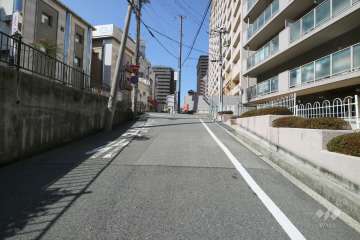 敷地南側の前面道路