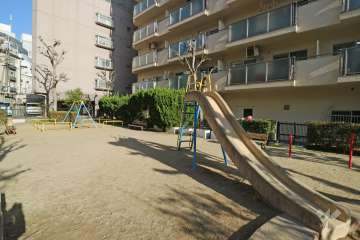 敷地に隣接して『湯本公園』があります。