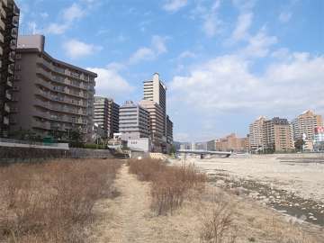 敷地の北側には武庫川が流れています。