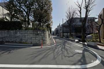 敷地北側の前面道路（西側から）