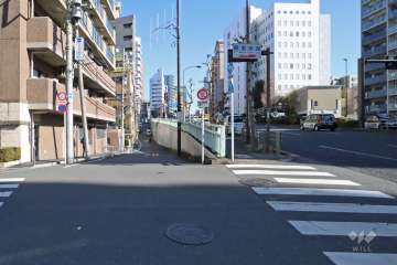 敷地南東側の前面道路（南西側から）