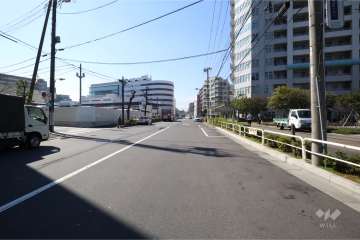 敷地南東側の前面道路(北東側から)
