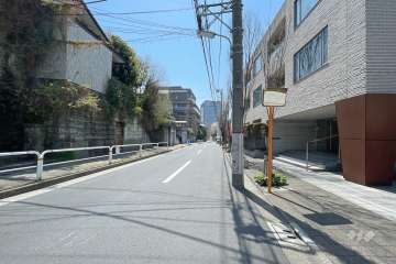 敷地東側の前面道路