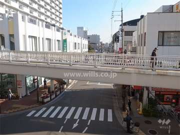 敷地南側のバス通り。周辺は駅前の商業地です。