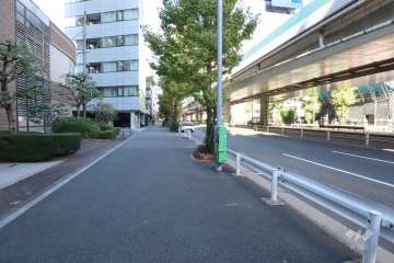 敷地南東側の前面道路