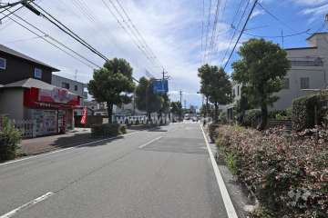 敷地東側の前面道路(北側から)