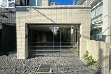 駐車場の出入り口（リングシャッター付き）