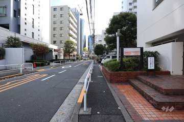 敷地北東側の前面道路(北西側から)
