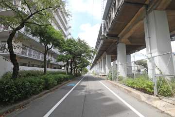 敷地北側の前面道路(東側から)