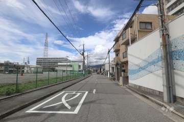 敷地南側の前面道路(東側から)