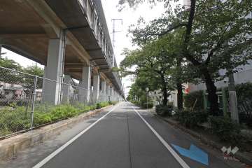 敷地北側の前面道路(西側から)