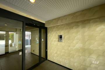 エントランスはオートロック付きです。