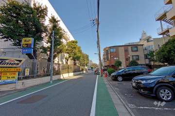 敷地北側の前面道路（西側から）