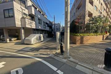 敷地北東側の前面道路（北西側から）