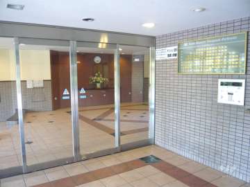 エントランスはオートロック付きです。