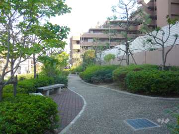 敷地内は緑豊かで、ベンチも設置されています。